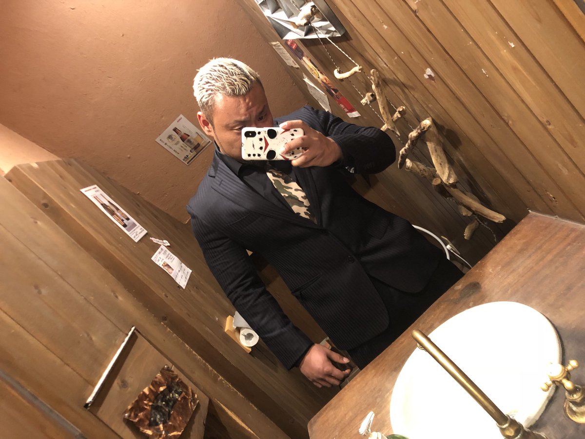 昨日は木瀬部屋の激励会に呼んで頂いて行ってきましたー！

久しぶりのスーツ

腕がもう無理。

新しいの作らんと。

宇良くんありがとう！

宇良くん
KING GYMTシャツ着て下さってるみたいで嬉しい！

どっから手に入れたんか知らんねけど。笑