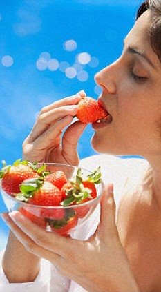 maruthuvamkel's tweet photo. No Cancer When you Eat strawberry #புற்றுநோய்க்கு நோ என்ட்ரி தரும் #ஸ்ட்ராபெர்ரி https://t.co/6J29fdAo6D https://t.co/rV2Y7iQziA