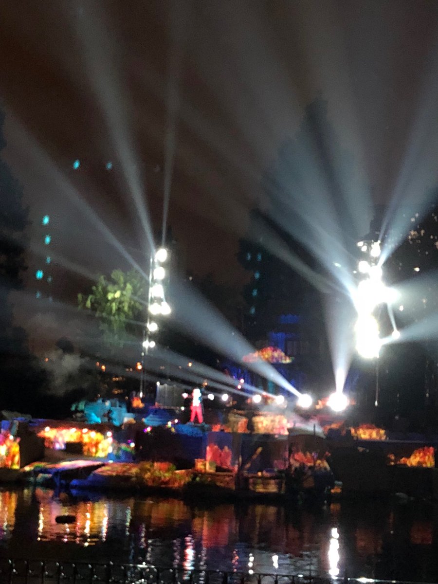 mattroblyer's tweet photo. No better way to end a Disney day than with Fantasmic! @DisneylandToday #someimagination https://t.co/sxVQCiF9E3
