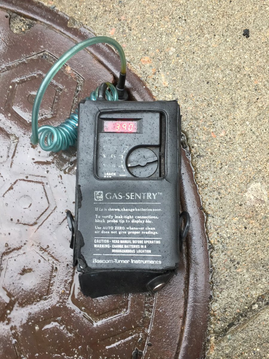 BosCleanEnergy's tweet photo. At one point, gas leak on Belvidere St reached 4% gas so we called it in to .@nationalgridus and .@BostonFire
This leak has existed for at least 1 yr &still hasn’t been fixed, but N.Grid has already begun construction of #BackBayPipeline here.
#FixBigLeaks #StopBackBayPipeline https://t.co/qYZ8TPCgbE