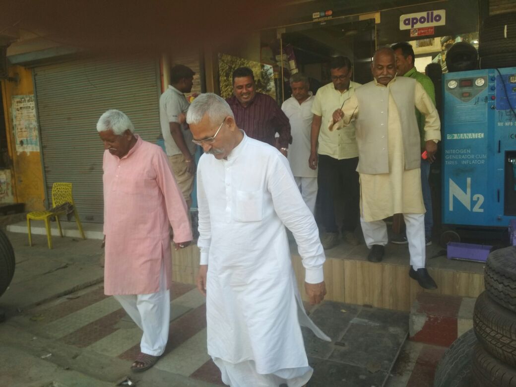 HimanshuD_'s tweet photo. #गोरखपुर लोकसभा उपचुनाव के #राजेन्द्रनगर_गोरखनाथ मे भाजपा प्रत्याशी उपेन्द्र शुक्ल जी के पक्ष मे मतदान कर विजयी बनाने की अपील करते @BijayKDubey जी(पुर्व जिलाध्यक्ष #BJPDEORIA),महेन्द्र यादव जी,अजय कुमार दुबे जी #Vote4bjp
#ramlalbjp #myogiadityanath #KALRAJMISHRA #SHIVKUMARPATHAK https://t.co/hvtLTrv9Ct