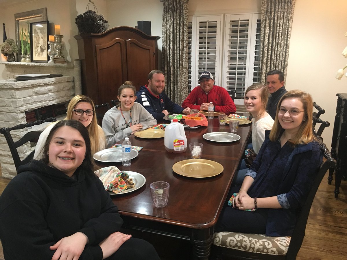 BJHSWGolf's tweet photo. Pretournament dinner at Coach Edge mom’s. Ready to take on Silver Lakes tomorrow! We are responsible for the effort, not the outcome! Focus on the moments &amp; add ‘em up at the end! #Ready #Positive https://t.co/u2PlfcwXoL