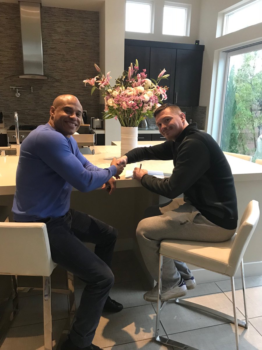 KevinI's tweet photo. So @duffy_MMA signs with @AliAbdelaziz00 #NiceKitchen #GoodSigning https://t.co/YUlQF7GL5g