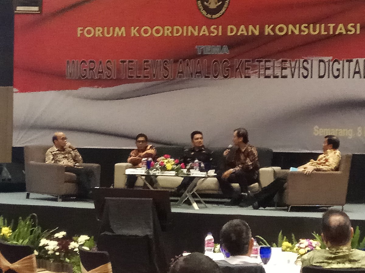 kusnislawi's tweet photo. Koordinasi dan konsultasi MIGRASI TELEVISI ANALOG KE TELEVISI DIGITAL , Semarang 8 Maret 2018 dibuka Menkopolhukam Wiranto.

Menurut Menko , "kita mau berubah atau punah". https://t.co/0eG6Ujr9WC