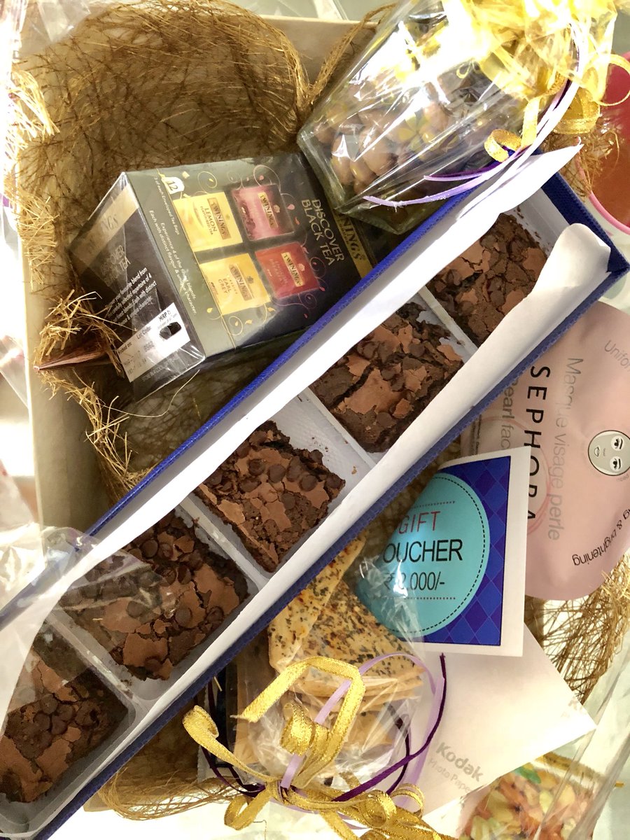 NehaKVora's tweet photo. Woke up to this huge hamper by @RockRush_India ! 💫 #thankyou :) #happywomensday https://t.co/5bHUizOsqN