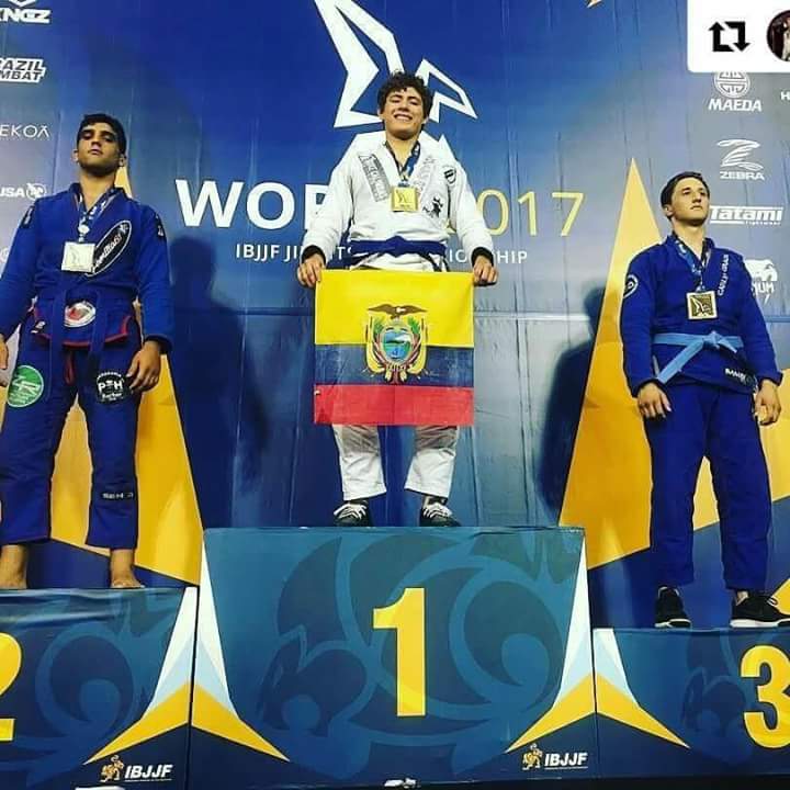 JlDavilaEc's tweet photo. ¡¡FELICIDADES ECUADOR!!
Gracias por este regalo Roberto Jimenez Campeón del Mundo IBJJF #Alliance, #BJJ, #JiuJitsu, #BrazilianJiuJitsu, #Ecuador, #ExtremeMMA, #EcuadorMMA #DabroSports https://t.co/8AruH4oLDf