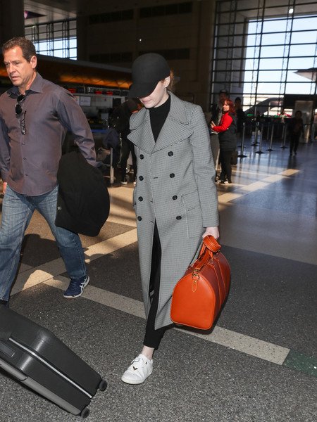 March 5 - Emma Stone At LAX emmastonedailyfans.blogspot.pe/2018/03/emma-s…