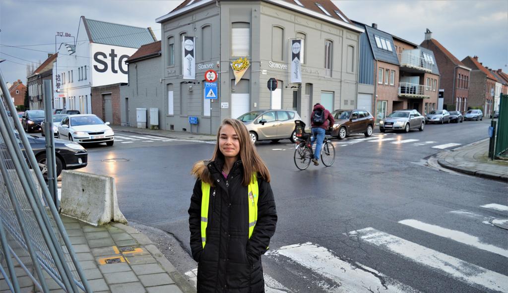 NieuwsMenen's tweet photo. Stadsbestuur beloofde aan Zoë (12) om gevaarlijk kruispunt aan te pakken, maar er is nog niets veranderd https://t.co/ZevWfFzknZ #Menen https://t.co/V1zOJ8valN