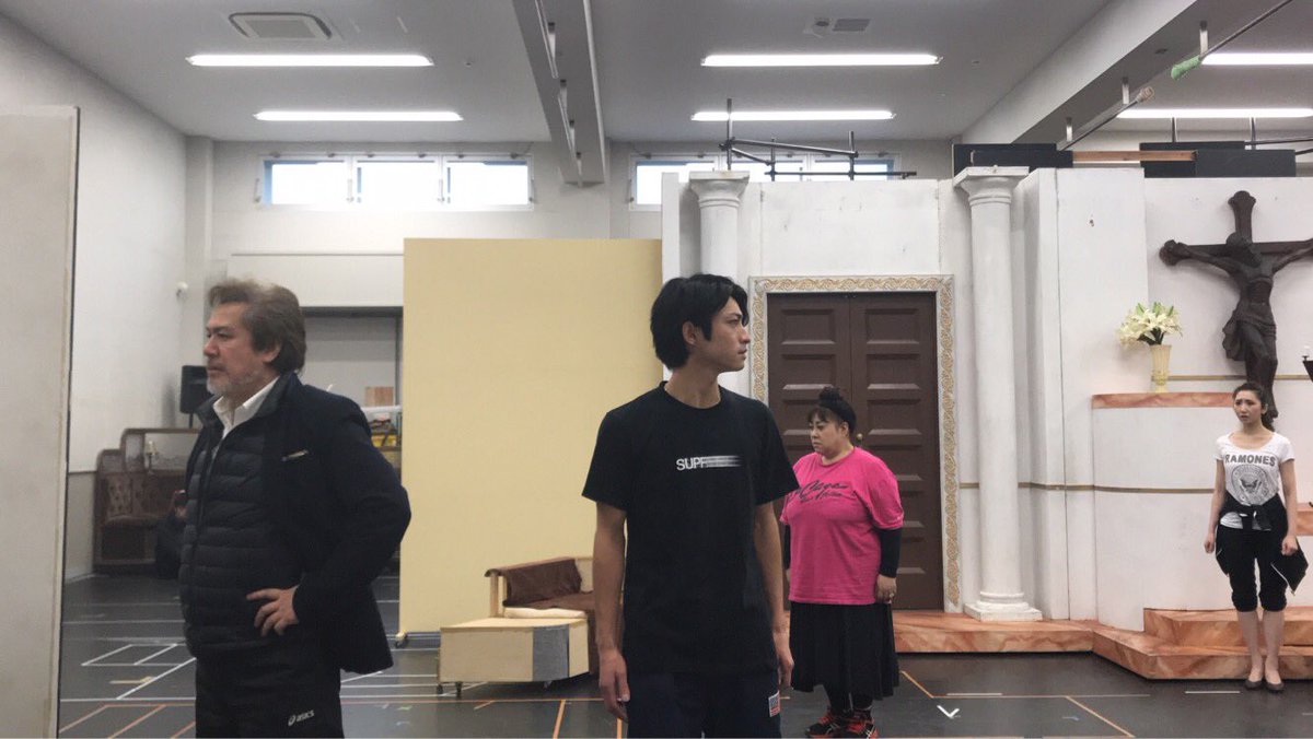 horipro_stage's tweet photo. ミュージカル『#ラ・カージュ・オ・フォール』本番まであと1日✨
ダンドン議員夫妻 #今井清隆 さん、#森公美子 さんと何だか不穏なムードのジャン・ミッシェル #木村達成 さん。それを心配そうに見つめる アンヌ #愛原実花 さん⁉️⁉️

https://t.co/BoHLdxU8fh https://t.co/aPw9WykafH