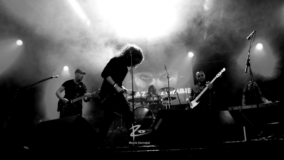 EsquirlasDMetal's tweet photo. @JavierFajardo10 nos trae sus impresiones de una loca noche zombie, entre canciones bizarras de cuna y algunas sickovers... 👨‍🏭🔥Soplete del concierto de #CrazyZombie junto a #StrangeLullaby y @Sickover. @IviKrajiceK @RocioCarvajalS ⤵️
https://t.co/EhhjKQ2VMX https://t.co/R5h9EYbjox