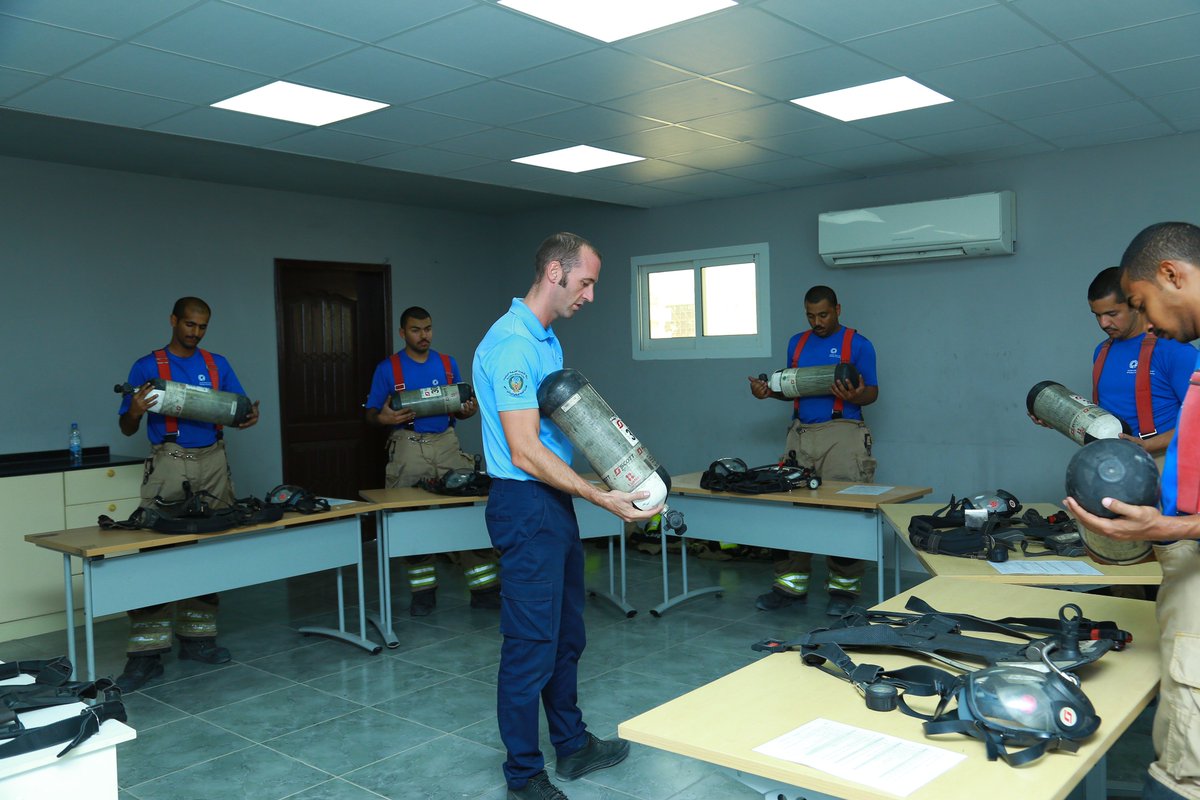 بادر بالعمل على تطوير نفسك وصقل مهاراتك؛ وانضم إلى برنامج الدبلوم المتقدم في تقنيات الإطفاء الذي سيمكنك من خدمة المجتمع والعيش بأمان وسلامة. سجل الآن للإلتحاق في البرنامج.
#أكاديمية_الإمارات_للدفاع_المدني #الدفاع_المدني_دبي #عام_زايد #الإطفاء