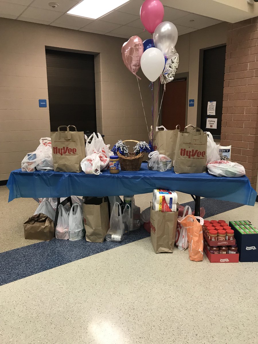 AmyAnnP's tweet photo. What happens when #Studio2018 & UHS Vocal Music decides to turn a great show/wedding reception into a community event? The students raise $200 in cash donations and pack two vehicles full of groceries. #givingback #urbandalefoodpantry That is what it is all about! @UrbyStudio2018 https://t.co/6CV6d3hOl3