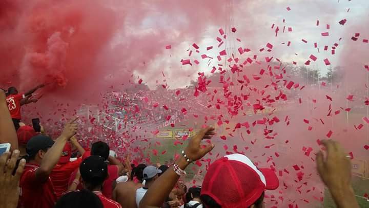 Americaenlared's tweet photo. ¡Bienvenidos al infierno! @ClubDefensayJus 
Hoy es el día hinchada @AmericadeCali necesita de nuestro aliento, vamos todos al barrio San Fernando y le mostramos al continente la !Caldera del Diablo!
#YDaleaRojoDale https://t.co/Lw0h38LWat