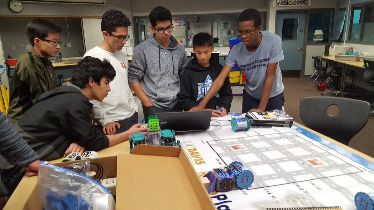 tinhtranUNITE's tweet photo. #UNITE C-STEM #Linkbots team gets up and running thanks to South Lake MS students; teaching &amp; learning can come from anywhere  @ucdcstem https://t.co/9Lgn7rUOUp