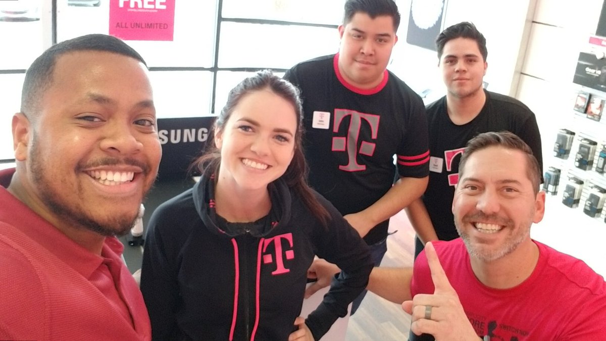 ddavewilliams's tweet photo. Assurant’s @reggie_lew in the AZ Market helping to drop some knowledge with #2BWireless! #CustomerObsessed @AshleeDelucia @eddienavarrete https://t.co/S727KogRmz