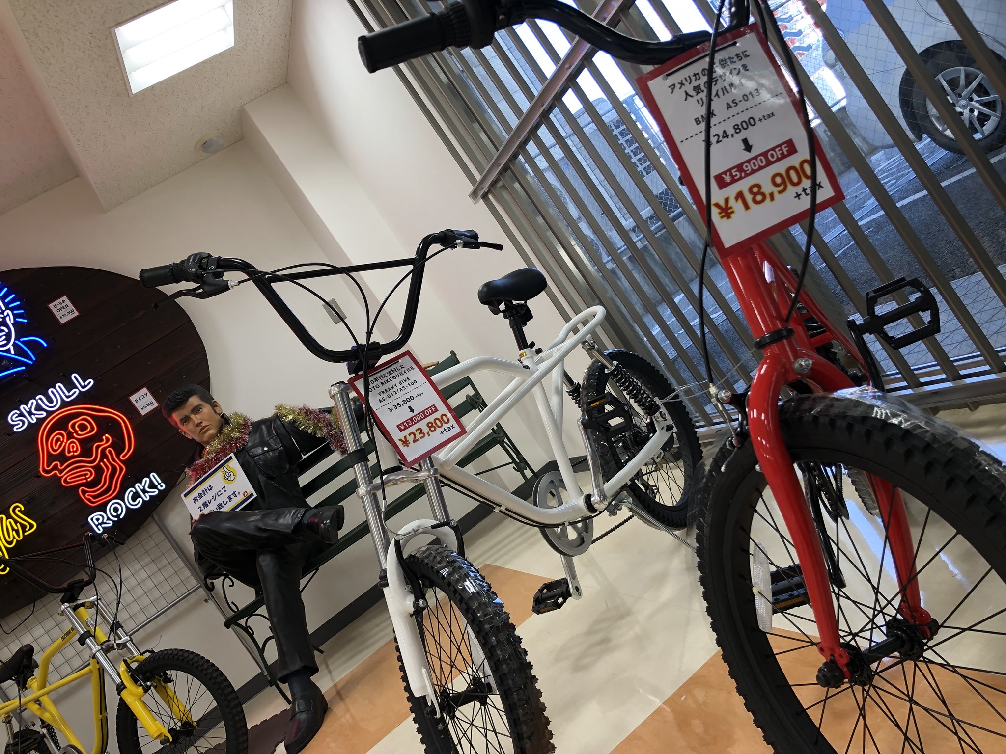 アプライド博多店 エルビス以外は商品です パソコン屋 いま話題の自転車あります パソコン屋 お家の中にこんな電飾有るとカッコイイですよな パソコン屋 フリーキーバイク スケーターバイク 部屋 エルビス プレスリー 自転車乗りと繋がりたい