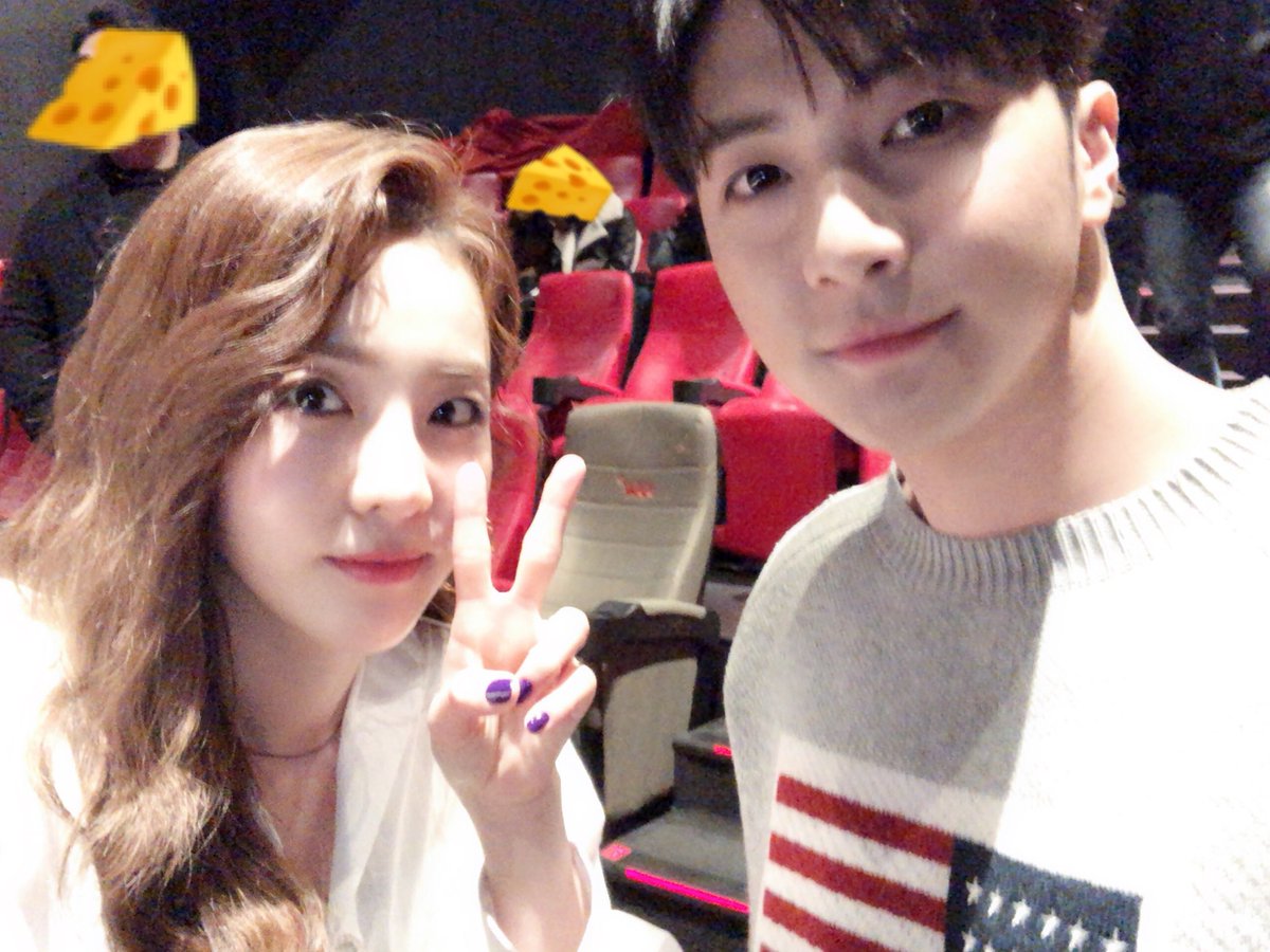 krungy21's tweet photo. 누나지킴이 막둥이랑 오랜만에 투삿인데 조명테러 당했다... 😂 둥이가 영화 재밌대요!!! 😆👏🏻👏🏻👏🏻 로맨스릴러 장르라 그런지 영화취향이 각자 다 다른 제 친구들도 다 재밌게 봤다고하네요~ 듀근듀근...아슬아슬.. ㅎㅎㅎ #치즈인더트랩 #dara #thunder https://t.co/YcArA7F8L0