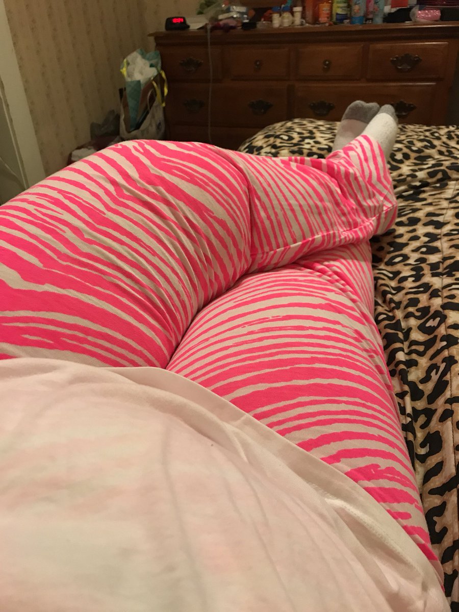 InfamousLadyD's tweet photo. Literally the most comfortable pants I own thanks to https://t.co/O4dDpYWODU and @retroag #BringingRetroBack https://t.co/yiNoKX9DXM
