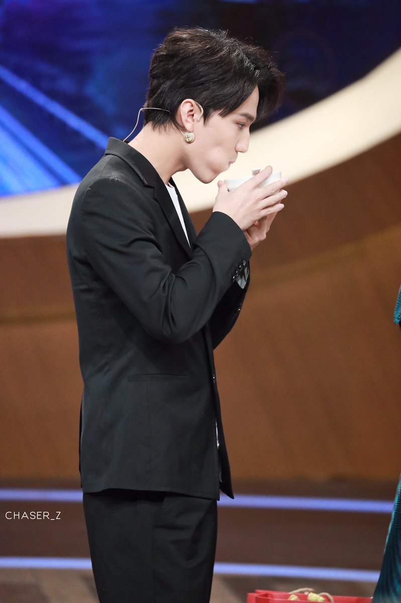 Dimash_Chaser's tweet photo. ^ ^
#Dimash #DimashKudaibergen 
#HappyWomensDay https://t.co/MSuroTIIOj