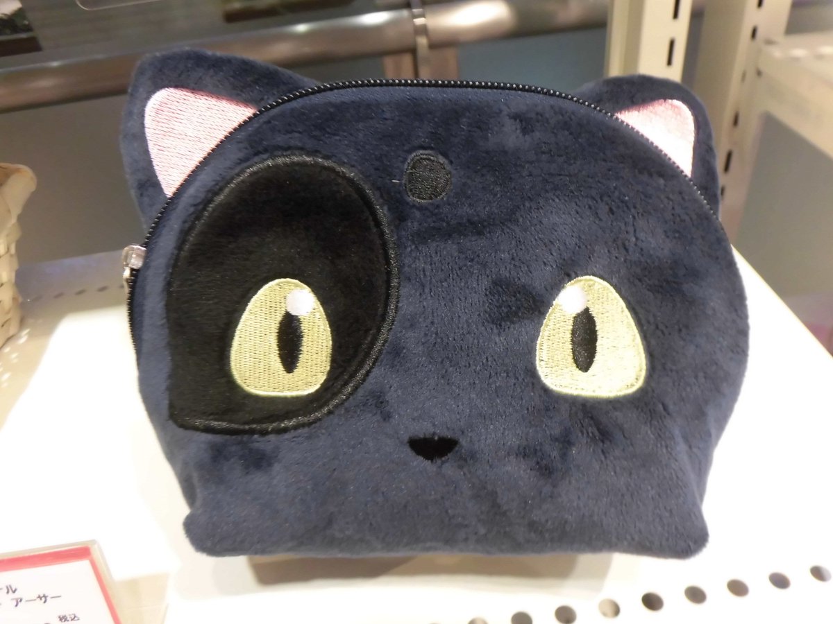 Twitter पर キャラポップストア福岡パルコ店 ねこ型ポーチ アーサー 1950円 黒猫アーサーのポーチです マチも広いので 結構入りますよ 横に並べている箱もスッポリ収まりました メイクポーチや小物入れとして連れてって下さい コードギアス