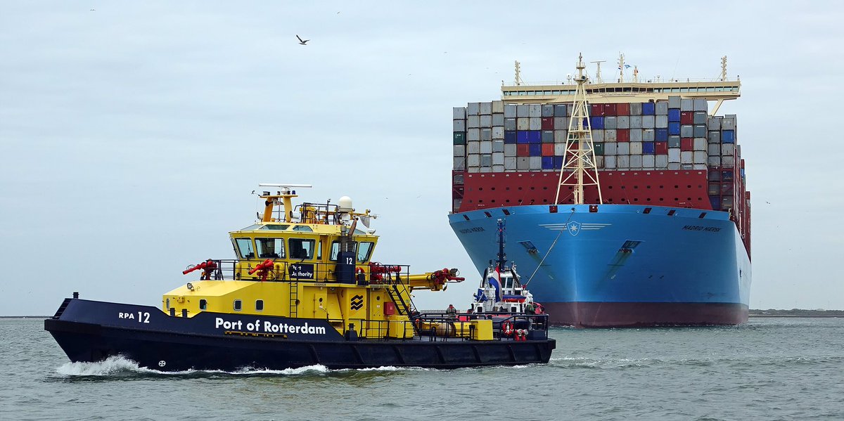 Tieschellekens's tweet photo. Collegaโs vd #RPA11 en #RPA12 van @De_Havenmeester blijken gisteren meegeholpen te hebben met het blussen van mijn #pindakaas fabriek @Unilever Chapeau!! Ook @HavenRotterdam https://t.co/xhj1y3NVMc