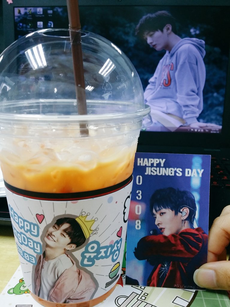 Special_LJH's tweet photo. วันนี้วันของพิจี ก็ไปซื้อมาอีกแล้ว😂 วันนี้มีฟตก. จาก #TwoSungBirthDay ด้วย><
ที่คาดแก้วยังมีอยู่น้า มาซื้อได้ Yapp Cafe แอร์ลิ้งพญาไท😄 #YJSspecialproject https://t.co/2wprJS807z