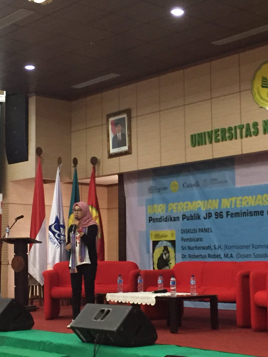 jurnalperempuan's tweet photo. Andi dari Layanan Perempuan Peduli menperkenalkan gagasan-gagasan feminis lewat gambar @canEmbIndonesia
#HPI2018 #IWD2018 #MyFeminism #Press4CHange #JP96 #FeminismedanCinta #LovisLove https://t.co/5V3a2D1YXM