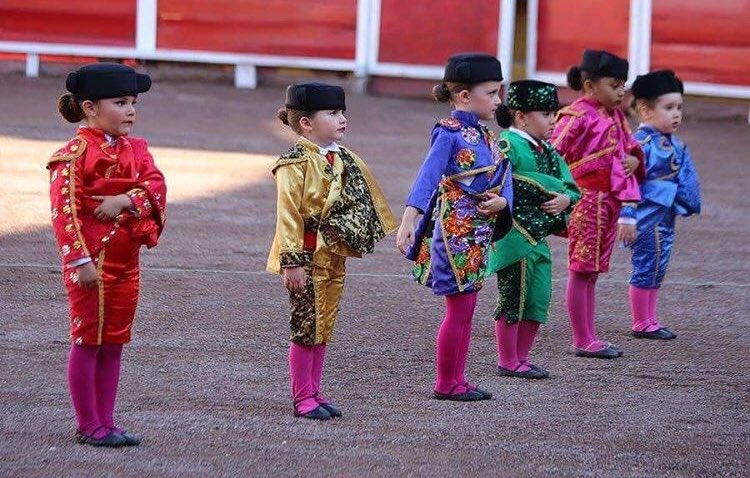 prensaElFandi's tweet photo. Con esta foto de @cultorocom queremos desearos un #felizdíadelamujer y homenajear a todas aquellas mujeres que con su buen hacer en sus distintos ámbitos laborales contribuyen a la evolución y el progreso del toreo y del conjunto de la sociedad. 

#ElFandi2018 https://t.co/SK0HOwhiJw