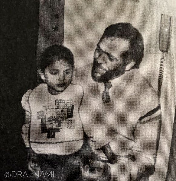 Dralnami's tweet photo. يا صِبْيتي إني لأذكرُ جمعَكم
فيهزُّني طرَبٌ بكم وفَخارُ 
في وَحشةِ السجنِ الكئيبِ تزورُني
أطيافُكم فتَطيفُ بي أنوارُ
لا بأسَ إن كنتم صغارًا قُصَّرًا
لم يُغنِ في ريب الزمان كبارُ
وبقلبِ أُمِّكمُ الغَناءُ وعندها
صبرٌ تهونُ بابِهِ الأكدارُ
#عمرو_النامي
#أدب_السجون https://t.co/jxhkkqcub8