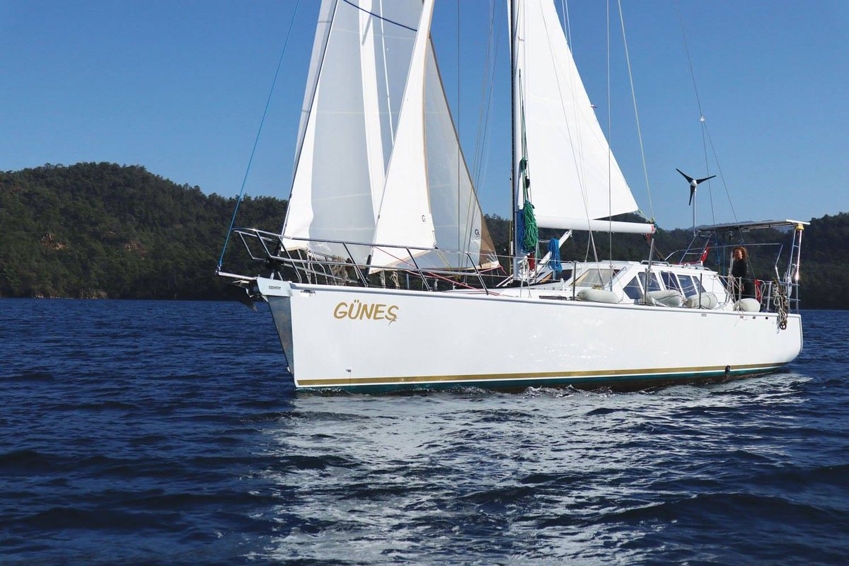 8 MART DÜNYA KADINLAR GÜNÜ KUTLU OLSUN
İzmirli avukat ve kaptan Güneş Özensoy, Atlantik Okyanusu’nu tek başına geçen ilk Türk kadını olmak amacında. Güneş Özensoy’a “pruvan neta, rüzgarın kolayına olsun” diyor, hedefine ulaşmak isteyen tüm kadınlara örnek olmasını diliyoruz.