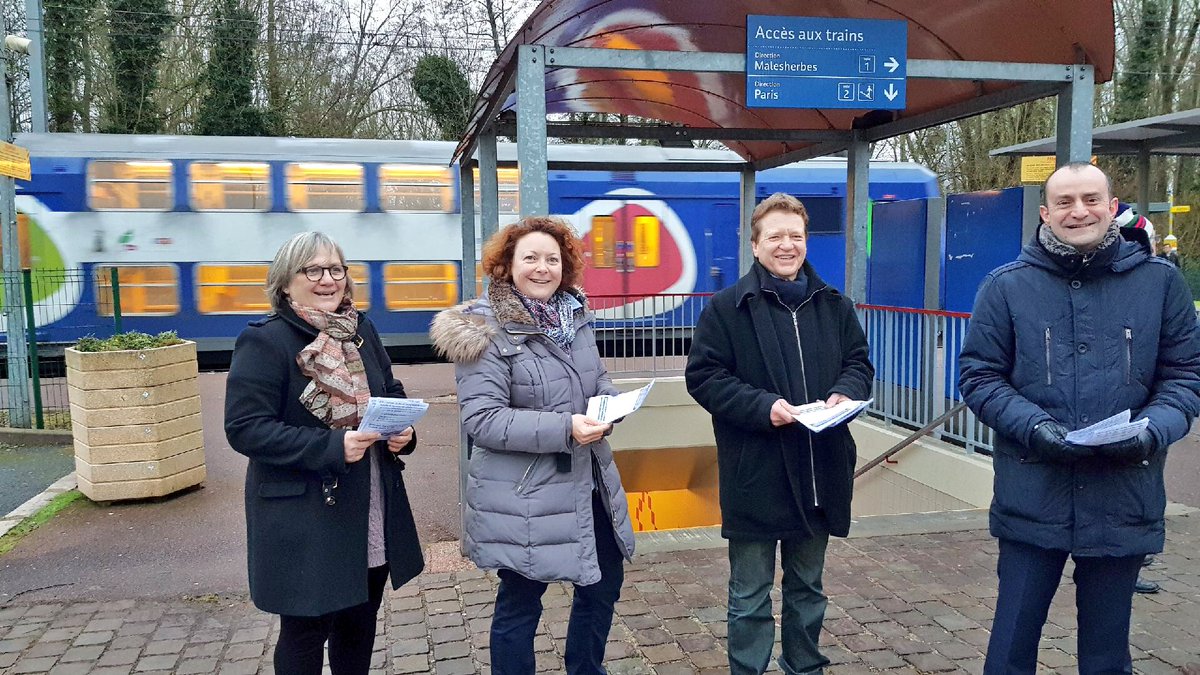 Boutigny91's tweet image. Ce matin, les élus de la Municipalité étaient à la gare, pour défendre le maintien des liaisons directes du @RERD_SNCF jusqu’à Paris.