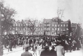 FotosDeFatos's tweet photo. Em 1857, centenas de operárias morreram queimadas em uma fábrica têxtil de NY. Elas pediam a redução da jornada de trab e o direito à licença-maternidade.

Em homenagem às vítimas, no ano de 1911, foi instituída data de 8 de março como Dia Internacional da Mulher. #DiaDaMulher https://t.co/0Rls8BQYL4