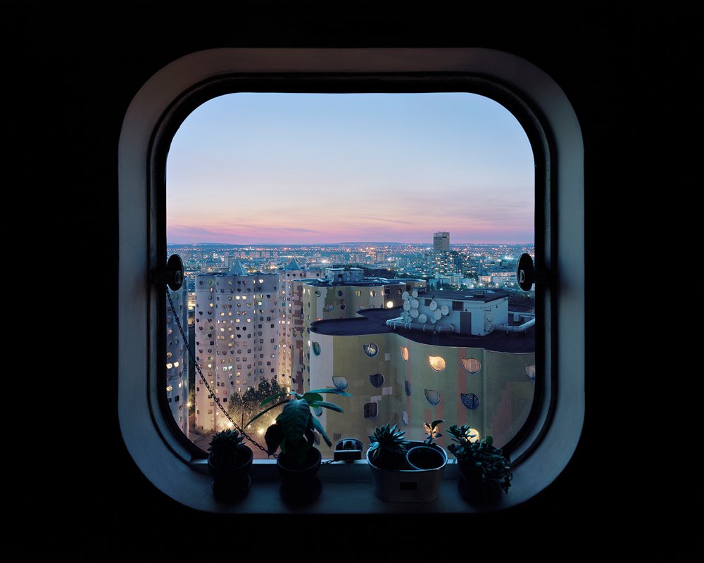 "Depuis toujours, les tours Aillaud attirent l’oeil de Laurent Kronental et entraînent son questionnement. Pourquoi ces formes ? Que voit-on de là-haut ? Comment vit-on ici ? Il faut entrer pour le savoir."

Les Yeux des tours sont à découvrir ▶︎ bit.ly/Laurent-Kronen…
