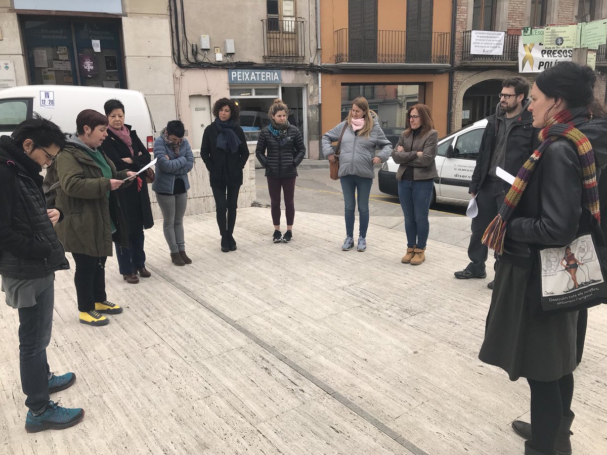 Avui al migdia, a la plaça Major de #rodadeter, s’ha llegit el manifest “Ens plantem” contra la bretxa salarial, contra els salaris de misèria i contra la violència masclista, en el marc de la vaga laboral convocada pel #8demarç #DiaInternacionalDeLaDona.