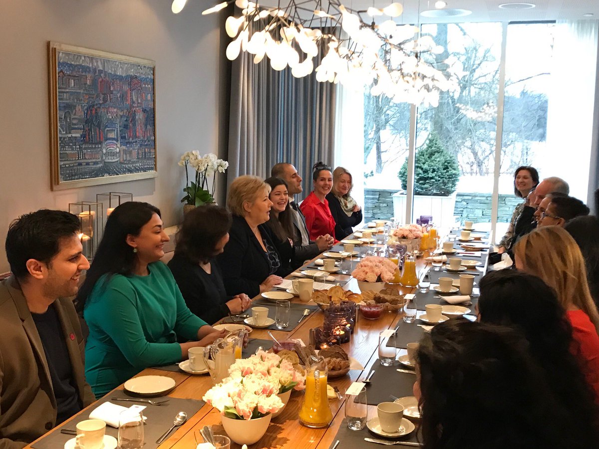erna_solberg's tweet photo. Gratulerer med dagen! Bra start på #kvinnedagen med spennende frokostdiskusjon hjemme i statsministerboligen om kvinner, innvandring og likestilling. https://t.co/DYcmMngAAl