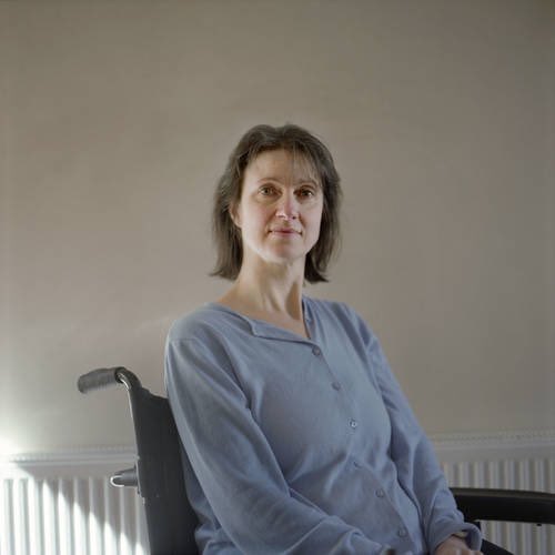 sophiegerrard_'s tweet photo. For #IWD2018 I'm sharing #portraits here's the extraordinary #debbiepurdy #righttodie #campaigner photographed in 2012 #MS #assisteddying https://t.co/WoYdmXQ801