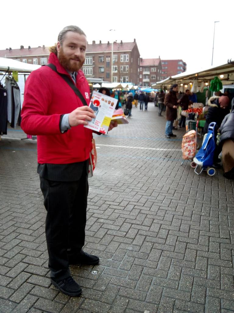 Raadslid <a href="/TcwTom/">Tom Weerdmeester</a> is vandaag aanwezig op de markt in Delfshaven. 'Niet alle ballen op de binnenstad. Zet in op prettige winkelstraatjes, dat is goed voor de economie in de wijken.' Heeft u ons gemist? Zaterdag zijn we er weer!