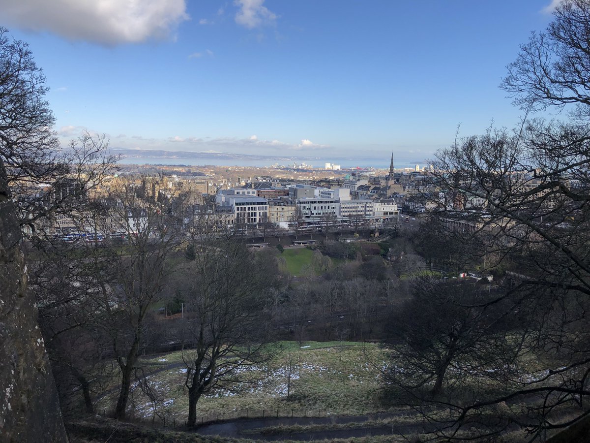 edinburghcastle's tweet image. We don’t want to jinx it but hello sunshine and blue skies! 🙌🙌