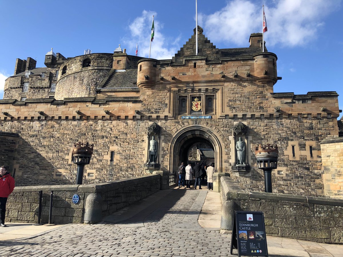 edinburghcastle's tweet image. We don’t want to jinx it but hello sunshine and blue skies! 🙌🙌