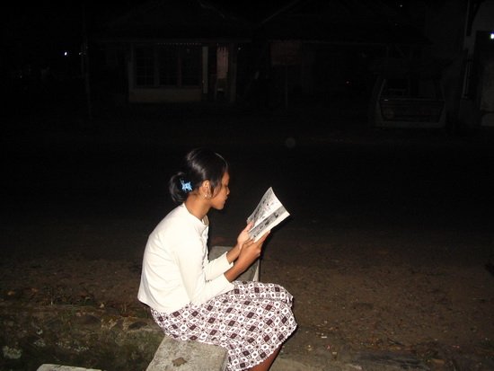 “Dalam hidup ini orang dengan mudahnya bisa mengasingkan diri untuk menyuntuki buku bacaan. Toh, dari buku-buku itu sendiri terdapat begitu sedikit kehidupan.” (Franz Kafka)