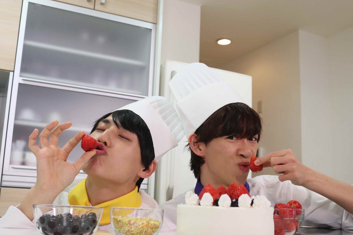 bt36bot's tweet photo. 次ナルTV-G 明日9日（金）25:55～フジテレビ（関東ローカル）で放送！ユースケ&amp;リョウガがホワイトデーということでパティシエ姿でケーキ作りに挑戦！中島美嘉フルコースツアーを紹介します！
 (2018-03-08 超特急の取れ高足りてますか？ 公式Twitter) https://t.co/K3jS6iG6DA