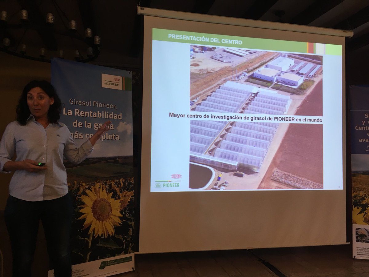 AgroDomingo's tweet photo. Rodeados de profesionales es menos complicado ser líderes! @DuPontPioneer y #elenacatalina https://t.co/juToP6w1CH