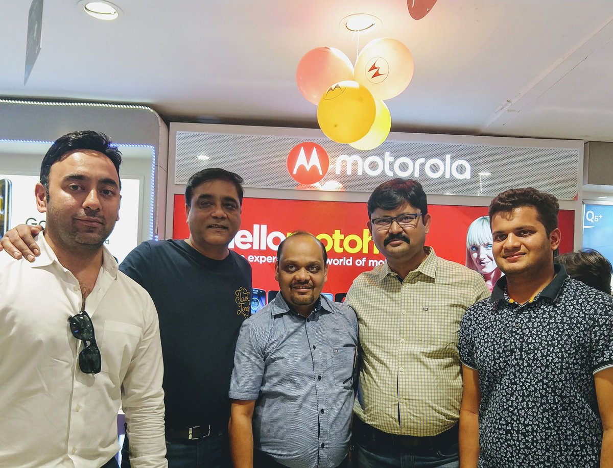 motorolaindia's tweet photo. Say hello to another #MotoHub at Limton, Dalhousie! Now experience your favourite motorola smartphones, including the newly launched #MotoZ2Force with #MotoTurboPowerMod here! #KolkataTakeover https://t.co/z3JAWTZcct