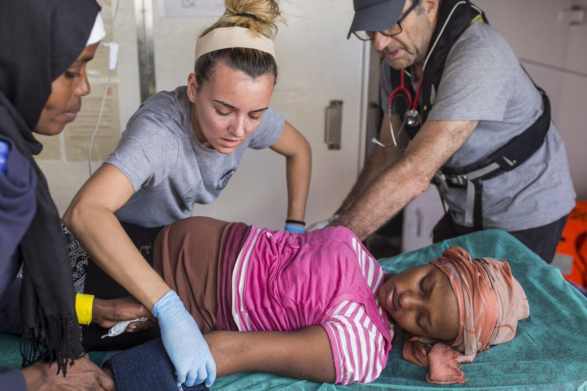 openarms_fund's tweet photo. #Mujeres a un lado y otro #Med 
Porque si a este lado lo conseguido es gracias a la lucha de generaciones por la igualdad, ahora toca luchar por ellas, las invisibles,las que que no tienen voz
Porque queremos que la igualdad sea real, seamos luz para conseguirlo por y para todas https://t.co/ITDDPjbIhh