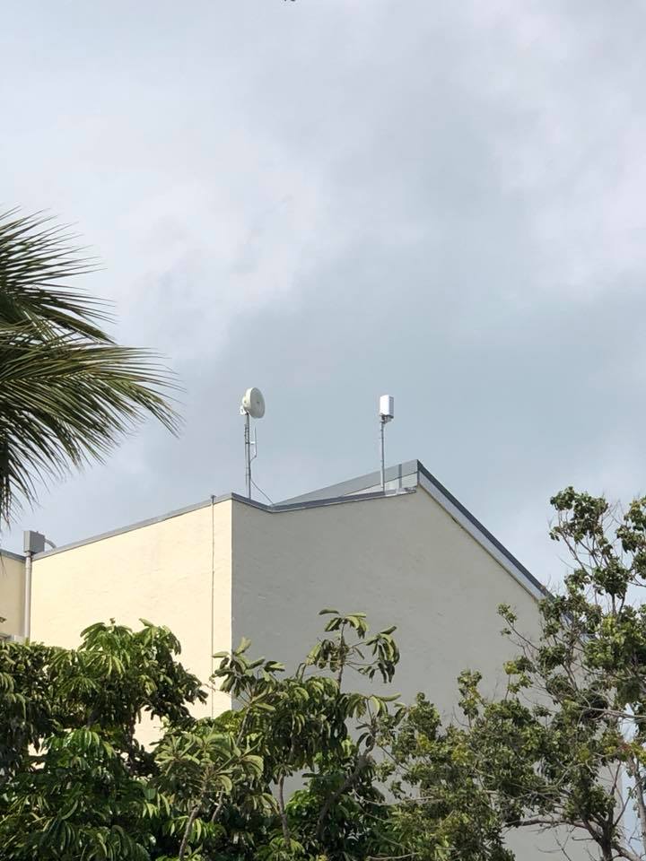 EdgecoreWiFi's tweet photo. Let the gigabits flow! MetroLinq 10G Omni spotted in Florida #triband #basestation #60GHz #mmwave #10Gbps #wirelessfiber #broadwave https://t.co/VjvVOU139o