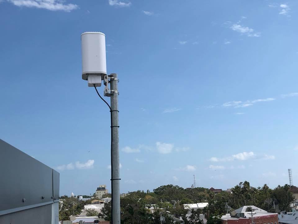 EdgecoreWiFi's tweet photo. Let the gigabits flow! MetroLinq 10G Omni spotted in Florida #triband #basestation #60GHz #mmwave #10Gbps #wirelessfiber #broadwave https://t.co/VjvVOU139o