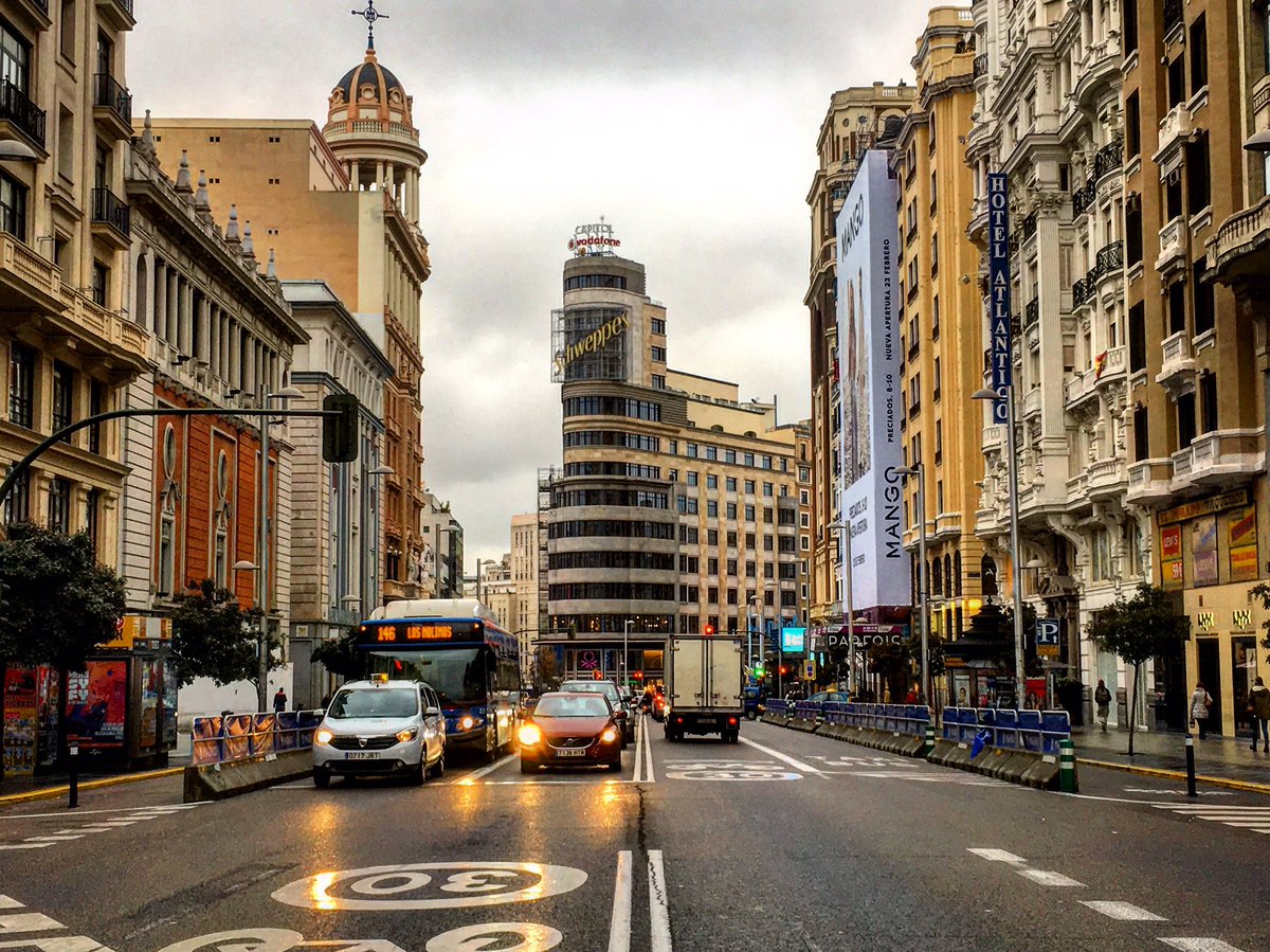 SecretosdeMadri's tweet photo. Este amanecer va hoy para todas vosotras 💜 ¡Buenos días! #madrid #diadelamujer https://t.co/UGEp4EzE0E