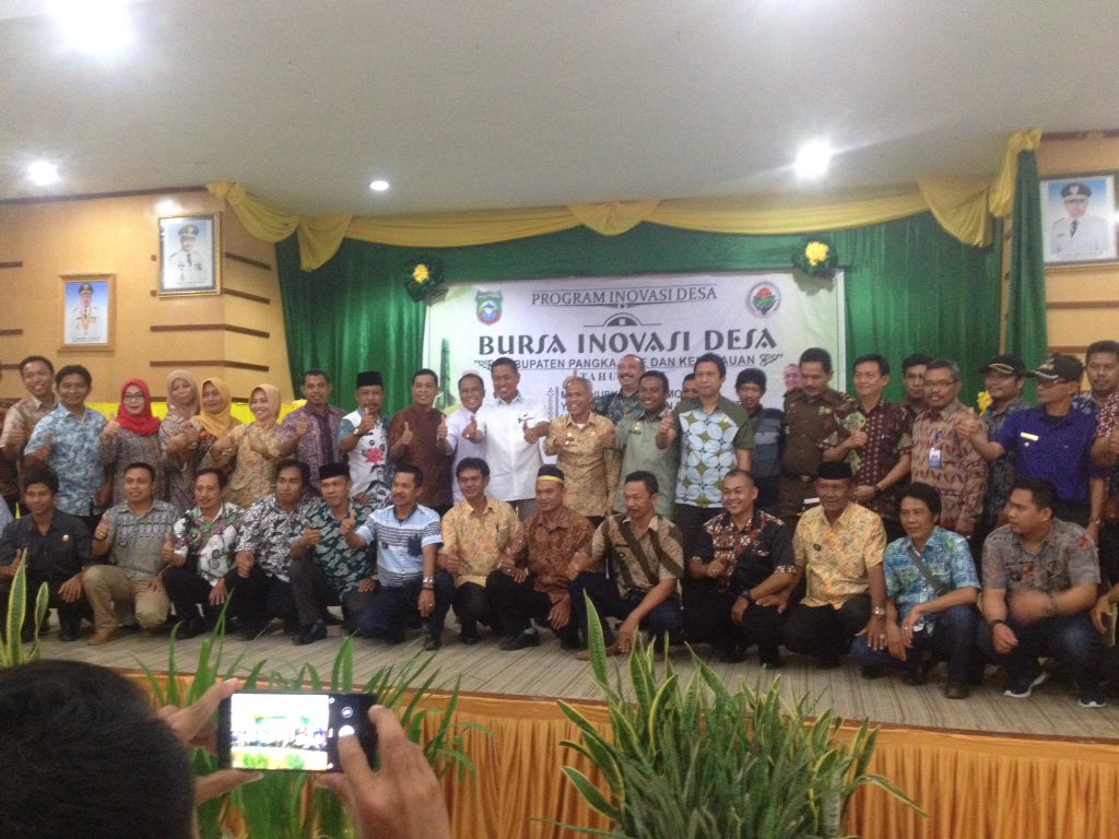 WahyuHM15's tweet photo. 3. Dalam kerja sama segi tiga itu pemerintah pusat dan bupati akan memfasilitasi penyediaan lahan di desa guna menanam produk unggulan atau mengembangkan ternak dlm garapan skala besar.

#Prukades 

@jokowi 
@EkoSandjojo 
@anwsanusi
@taufikmadjid71 @fachrilabalado
@TPPIPangkep https://t.co/gM5T7pxZId