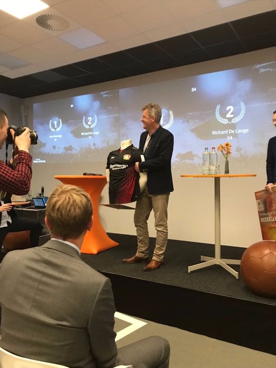 RichScores's tweet photo. Gemengde gevoelens Kennis Congres Betaald Voetbal #KBV18: kwaliteit presentaties te divers, van zeer inspirerend tot dodelijk saai of voor de hand liggend.
Wel met een mooi toetje: 2e plaats in de quiz temidden van 200 kenners en daarmee een @bayer04fussball shirt rijker! https://t.co/pLIHa90Q8E