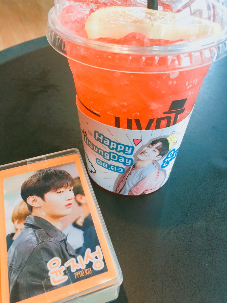 specialfang's tweet photo. เราถึงร้าน hyde cafe แล้วนะคะมารับการ์ดพี่จีซองได้เลยค่ะเรานั่งอยู่ข้างในสุดริมกระจกตรงข้ามกะประตูทางเข้าเลยค่า ใส่หมวกสีดำ ปล.ที่คาดแก้วสวยมาก😍♥️ #Happy_Jisung_Day #YoonJiSung #YJSspecialproject https://t.co/j3CAiKvWeb